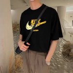 上新！元素碰撞，别致心情！经典的Nike 耐克标志性Logo Tee ！ 高密针织圆领设计，平整简约！亲肤透爽！面料的柔软性舒适性无可挑剔！男女均可驾驭，打破性