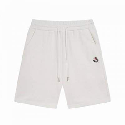 moncler 蒙口 后彩条口袋徽章短裤 采用 %纯棉打造，表面经过起绒处理之后形成的棉质抓绒面料，其触感柔软细腻，绒毛分布均匀。棉纤维的天然结构提供良好的吸湿
