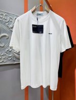 prada 普拉达顶级品质 2025款新品短袖！精选丝光棉面料，手感柔软。顶级进口私货，时尚设计潮流短袖，不失奢华 品质毋庸置疑 上身效果超赞，奢华官网同款！尺