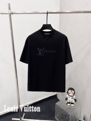 款号F44 Lv lv路易威登虹彩竖纹印花短袖 面料采用280克纯棉面料 配套320克螺纹 持久不变型 耐穿耐洗 整体力挺 经典丝印 印花双色渐变效果极佳 si