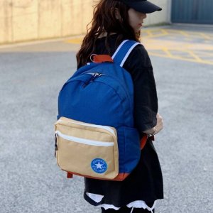 Converse匡威撞色拼接双肩包单肩包学生书包男女情侣款 包包采用牛津布料材质定制耐磨耐用 容量也大内置电脑夹层。 颜色非常朴素非常百搭，简直潮人必备款。 颜