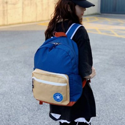 Converse匡威撞色拼接双肩包单肩包学生书包男女情侣款 包包采用牛津布料材质定制耐磨耐用 容量也大内置电脑夹层。 颜色非常朴素非常百搭，简直潮人必备款。 颜