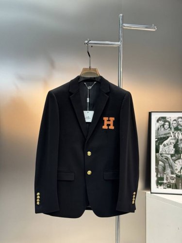 Herme*爱马*25S休闲西服外套爆款精品推荐外贸公司订单！胸口经典图形H橘色皮牌.进口原版天眼布四面弹布料，笔挺垂感十足，整件衣服车工走线整齐平整，所有五金