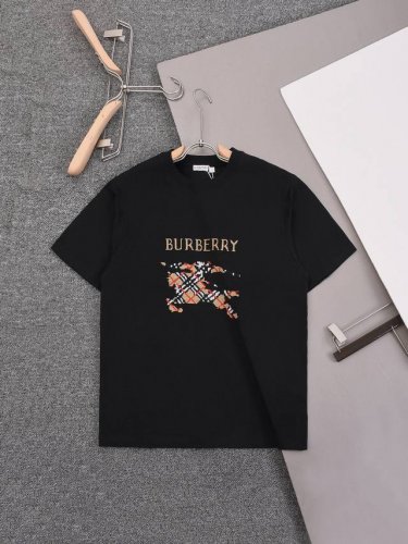 顶级版本 Burberry 巴宝莉 Bbr 2025夏季新款 胸前战马十字绣绣花工艺 圆领短袖T恤男女同款 采用定制双股双纱纯棉面料,洗水定型处理 不变形不缩水