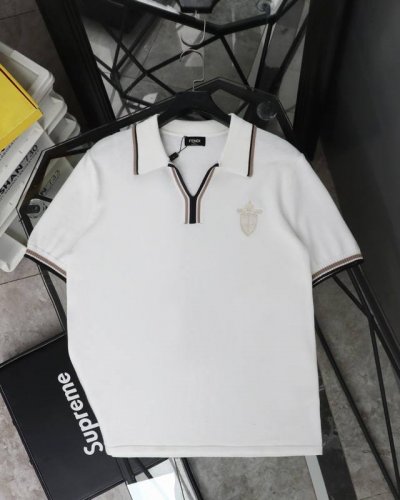Fendi 芬迪针织短袖T恤polo衫 对色定染毛料、翻转标识提花、柔软洗水工艺 Os宽松版型包容各种身材，无论男女上身都超级好看，高水平做工，肩部下摆双针走线