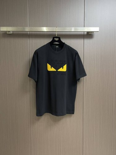 fendi 经典小怪兽眼镜标识短袖T恤 采用50支丝光双股克重190G搭配32支1X1螺纹手感柔软 舒适亲肤 搭配标志性Bag Bugs眼睛图案独特亮眼的设计亦