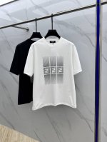 fendi*芬迪 2025Fw春夏新品圆领打底外穿T恤，立体感Logo微廓形半袖纯棉打底，手感面糯有骨感，柔而有韧性。工艺处理，韧性和抗皱性能得到大幅度提高。微