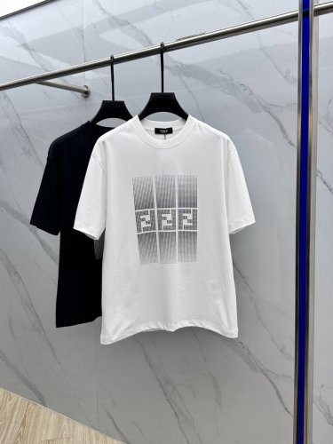 fendi*芬迪 2025Fw春夏新品圆领打底外穿T恤，立体感Logo微廓形半袖纯棉打底，手感面糯有骨感，柔而有韧性。工艺处理，韧性和抗皱性能得到大幅度提高。微