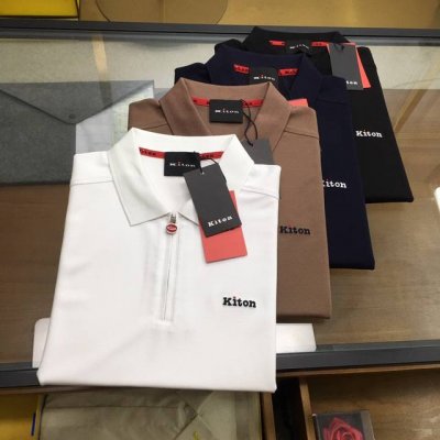 专柜新品 Kiton... 2025春夏新品 时尚polo 门襟拉链翻领短袖 高级定制百搭款式 任何人都可以轻松驾驭 面料全订制工艺 胸前奢华经典品牌Logo设