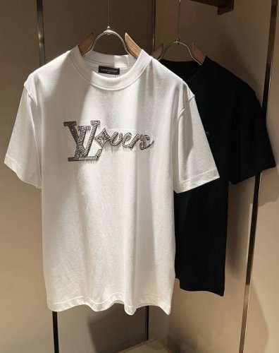 Louisvuitt*路易*登 2025春夏全新系列单品上线 非常时髦前卫的一款男女同款短袖T恤 标识Logo图案刺绣修饰 区别于以往的不同 宣示品牌传承多年的