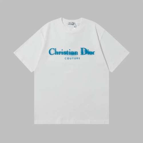上新140 高品质9132 dior 最新爆款T 面料采用320G重磅水洗纯棉面料，撞色发散网点发泡印花图案。日常又特别，远看像发光字体。