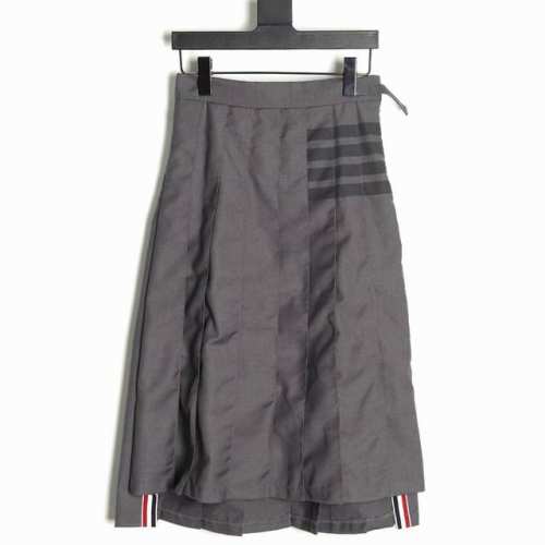 thom Browne Tb 色织黑杠百褶长裙 搭配什么都是超级协调好看的 定制圆头三色拉链 前短后长设计 每一个百褶摆都是经过车工加工定型的 所以完全不用担心