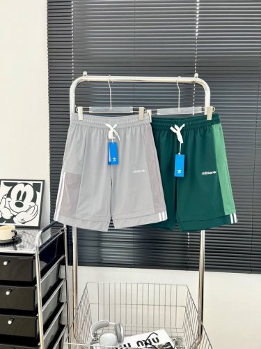 新款上新 Adidas拼接休闲运动短裤男女情侣短裤 自带层次穿穿搭感的阿迪短裤 面料光滑冰冰凉凉的那种 超舒级服 进口机器立体刺绣 细节一到步位 腰内部里有抽绳