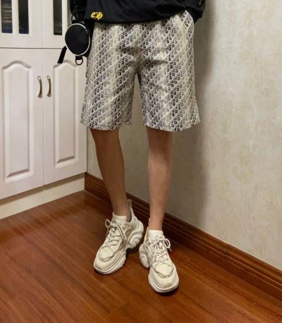 上新！ 迪奥 Dior渐变条纹针织提花情侣款短裤！宽松版型！ 定制Dior渐变提花Logo针织面料！ 订制Logo金属抽绳头！5公分松紧包腰 内里包条！细节满满