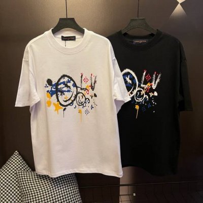 款号M032 Louis Vuitton2025S圆领T恤短袖 采用280克36支活性环保面料 同缸定织定染原版同色螺纹 印花采用3D数码直喷工艺 全套定制辅料