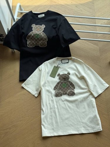 供 Gucci古驰 小熊刺绣 休闲圆领套头短袖T恤 男女同款 黑色 米白色 xs~L 顶级版本 原版260G双纱面料 预缩处理 亲肤舒适 垂坠有型 胸口小熊刺绣