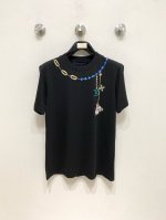 lv 高定面料 玉蚕丝般的丝滑 2025春夏新品上市时尚经典圆领短袖时尚单品设计，更加时尚舒适，高标准定制，上身非常有型，人工手绘工艺 客供辅料，客供进口高档面