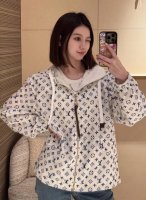 路易 25夏季新款 满印老花连帽夹克风衣外套丨通体满印四叶草徽标和字母等标志性元素图案 非常适合春天 全副Monogram图案于优雅基底上演色彩碰撞 成就换季时