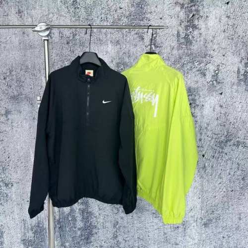 3008 挂拍 22新款Stussy X Nike 联名半拉链户外运动梭织速干防晒休闲情侣外套 Stussy X Nike｜潮牌鼻祖与运动联名大户的故事。 提起