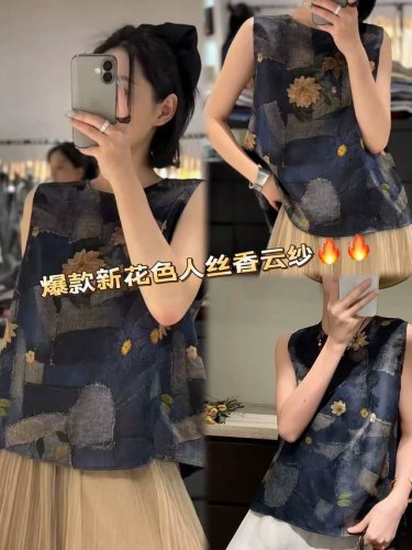 上衣 做旧人丝香云纱复古印花马甲 精选人丝香云纱面料 透气亲肤 做旧补丁与花卉图案相映成趣 复古韵味十足 宽松版型百搭不挑身形 尽显文艺气质 Smlxl