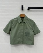 爆单推荐Lw海岛度假Paula’S系列短袖衬衫。轻质纹理棉质府绸面料亲肤舒适，口袋饰以立体编绳绣花工艺设计，经典小短款H版型不挑人百搭又时髦！可甜可盐上身超显高