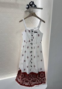 miumi*2025新品上架 印花吊带连衣裙 定制Yb斜纹全棉材质 质感光泽 垂顺有型 吊带背心平口领连衣裙剪裁 通体分布印有腰果花民族度假感元素 呼应炎炎夏日