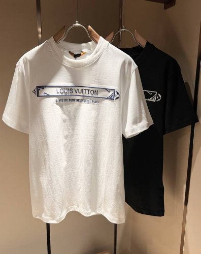 louisvuitt*路易*登 2025春夏全新系列单品上线，非常时髦前卫的一款男女同款短袖T恤，标识Logo图案刺绣修饰！区别于以往的不同，宣示品牌传承多年的