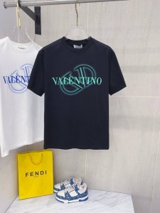 华伦天奴 2025夏装新款男女同款短袖T恤 定制专属纯棉面料 定制原版工艺螺纹 胸前重工字母Logo工艺设计 简约大方 从容百搭 档次极高 完美融入时尚还有风情