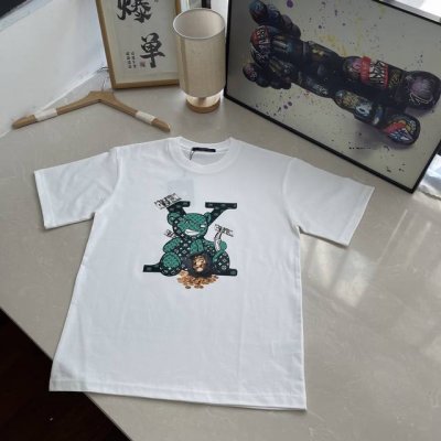 2025新款Lv情侣短袖Tee男女同款 超高版本 经典图案设计朋克不羁！！面料由品牌面料商直接供应 ，这个印花很稳固的不会开裂，男女同款 可搭配情侣刷街必备！