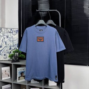 fendi 款号：F504#芬迪官网新款标识Logo短袖 面料- 采用320克双股精梳棉面料.索罗纳螺纹订织订染国标一级面料 工艺：定制标识Logo徽章对标对版