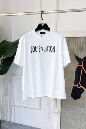 lv -2025春夏新款男女同款短袖T恤，专柜同步发售！定制专属纯棉面料，胸前字母Logo图案印花工艺设计！简约大方，从容百搭，档次极高，完美融入时尚还有风情感