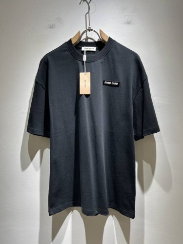 miumiu 谬谬2025春夏新款男女同款短袖T恤，品牌最新设计元素！既不单调也不复杂,恰到好处的展现品味！客供顶级纯棉设计！舒适吸汗透气根本不在话下,面料独具