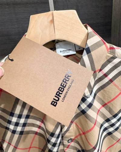款号-Mxb18 细节图 Burberry衬衫经典Ss新款格子斜纹对格长袖条纹衬衫 格纹斜纹对格长袖衬衫 面料采用100%纯棉格纹原版定制面料 面料属性舒适 透