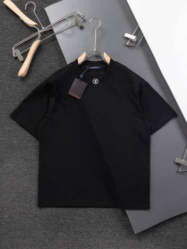 Lv 25Ss新品 领口刺绣Logo 字母刺绣圆领短袖T恤，男女同款！官网同步，专柜纯棉面料！贴肤舒适，耐看又好穿，经典简约Logo设计，原厂工艺一丝不苟，型男