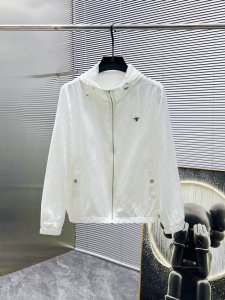 迪奥 Dior 2025Ss春夏新款男士连帽 防晒服 夹克 外套 高端版本 专柜定制面料 透气舒适度高 细节无可挑剔 品牌元素设计理念 体现高品质 手感细腻柔软