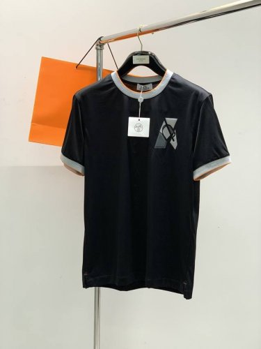 HermèS 爱马仕，2025夏季最新品，专柜同步有售，原单狠货，时尚休闲圆领短袖T恤，定制进口原版面料，舒适透气，顶级刺绣工艺字母图案装饰Logo， 上身帅气
