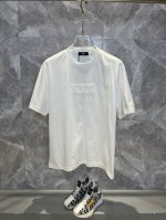 fendi芬迪 2025春夏新款高克重重磅圆领短袖出货啦！！ 春夏出门必备款 定制高克重纯棉面料 搭配当下流行重工工艺 做工走线精细 面料上身舒适 三标齐全 超