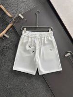 Prad 25Ss夏季新款短裤，采用高弹纯棉面料，超级亲肤舒适，经典Logo标识点缀，五金细节到位！上身效果超级帅气百搭！码数M-Xxxl