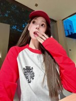 上新 Ch克罗心红白梵文长袖 Chromehearts 红白藤蔓宝剑长袖 中古又上新啦！ 红白撞色拼接长袖 胸口后背都印有藤蔓宝剑图案 非常独特个性的设计 版型