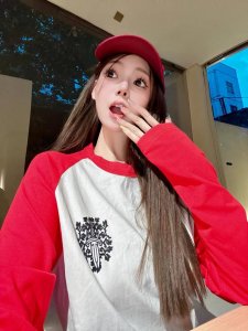 上新 Ch克罗心红白梵文长袖 Chromehearts 红白藤蔓宝剑长袖 中古又上新啦！ 红白撞色拼接长袖 胸口后背都印有藤蔓宝剑图案 非常独特个性的设计 版型
