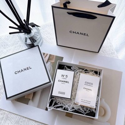 Chanel可可香水+白色鹅蛋护手霜礼盒 配手提袋 送礼必备 香奈儿白Coco50Ml 香调是木质东方调 淡香型香调是花香调 这款香水适合白领 知性优雅的成熟女