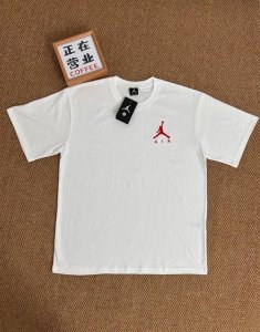 顶端刺绣品质乔丹Jordan刺绣红标Air白色短袖宽松男女同款情侣款 采用抗菌260克新疆长绒棉重磅面料 透气舒适 怎么洗都不起球透气轻柔的短袖，让您穿着舒适一