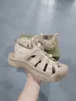 Keen科恩运动凉鞋，源自美国的户外休闲鞋品牌，以创新、高品质、高科技以及舒适著称。其独特的设计，完美融合了功能性与时尚感。宽楦鞋头给予脚趾充分活动空间，即使长