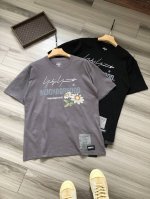 Yohji Yamamoto X Neihborhood pour Homme 山本耀司联名款 花卉字母Logo印花 男女款圆领短袖半袖T恤. 颜色：灰色 黑色