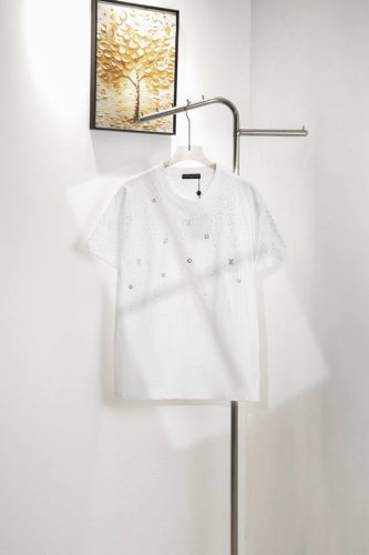 款号 Y165 louis Vuitton 路易威登25S新款烫钻短袖 270克纯棉双砂面料 所有面料均已提前做过缩水 品质第一 所见即所得 不会洗一次版型就有