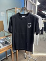 迪家 2025春夏新款首发专柜最新款短袖圆领T恤 高端订制 设计前卫时尚！品牌Logo重工艺设计 高端定制丝光长绒棉面料.手感柔软.穿着舒适.专柜级别精致车线.