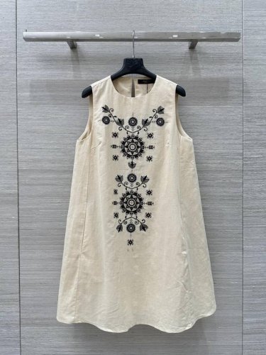 独家首发 原单品质，Max南法度假风，定位刺绣花背心连衣裙。重工艺全定位立体伊斯兰星月几何图形刺绣工艺精致高级！进口棉麻面料轻盈细腻舒适透气！气质圆领经典版型上
