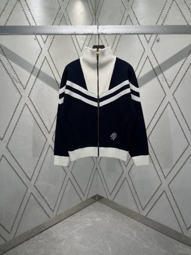 驴家 25Ss新款棉质针织束腰夹克向航海制服汲取灵感，以织带构筑上部和衣袖的摩登图案，再以 Epi 效果提花织纹丰富肩部纹理，为运动廓形注入考究风尚。罗纹高领抵