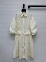 强烈推荐Mon*25春夏新品。法式泡泡袖打褶连衣裙气质衬衣领高腰抽绳设计不挑身材，褶裥收腰大A版型上身休闲优雅少女风、本季必入百搭单品！精梳棉面料做工品质看细节