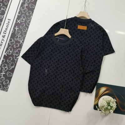 尺码S-Xl顶级版本 报单备注：植绒款 Lv 路易 25春夏最新款 满Logo植绒短袖 男女同款 现货发售 采用80支双股精梳长绒棉，双龙头大提花机，非常非常立